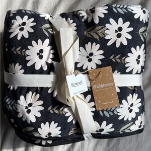 Wildwoven Spooky Daisy Blanket